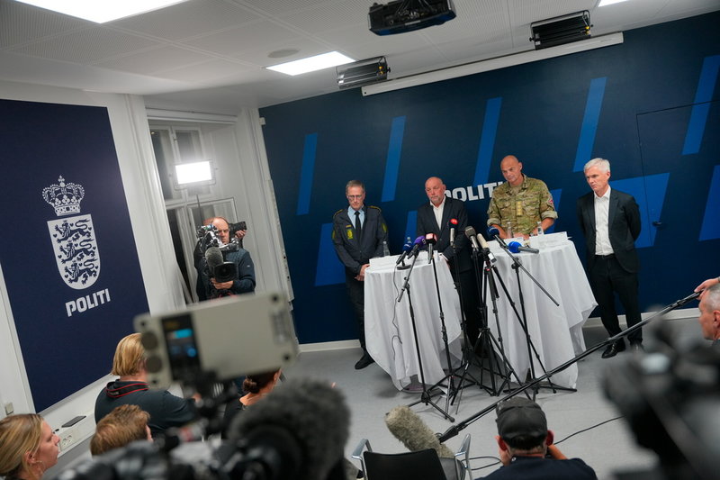 Danmarks rikspolischef Thorkild Fogde, PET-chef Finn Borch, försvarschef Michael Wiggers Hyldgaard och den militära underrättelsetjänstens chef Thomas Ahrenkiel på torsdagskvällens presskonferens.