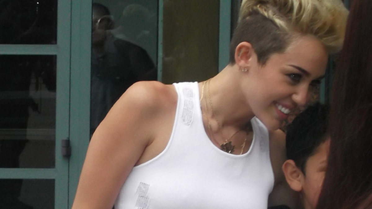 Miley klär verkligen i vitt.
