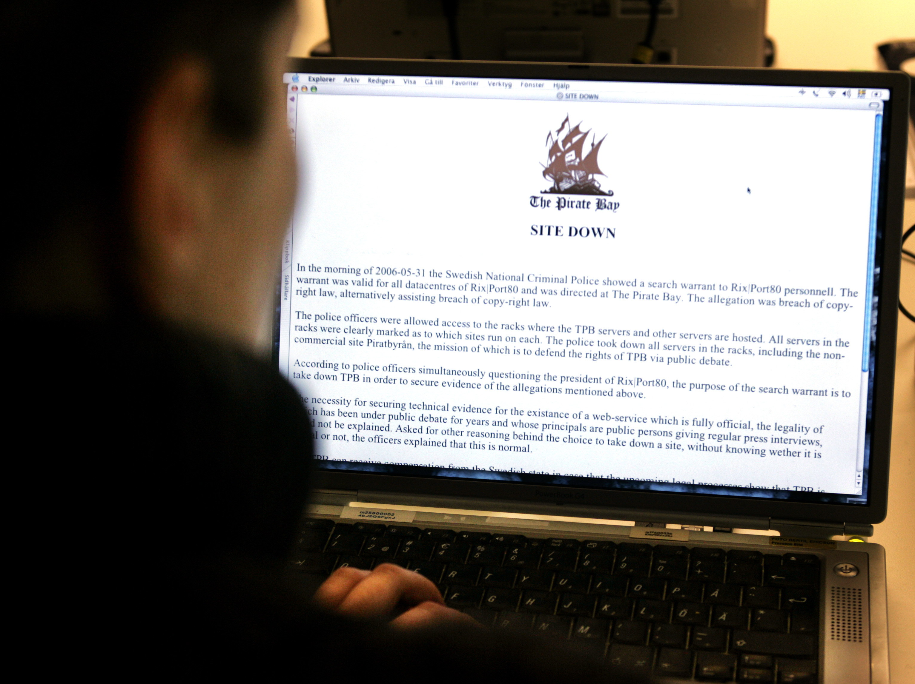 Pirate Bay startades 2003. I maj 2006 stängde svensk polis världens största söktjänster för fildelare. 