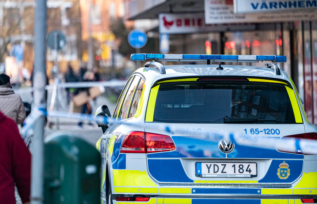Polisen spärrade av området utanför fastigheten på Sallerupsvägen i centrala Malmö på fredagseftermiddagen.