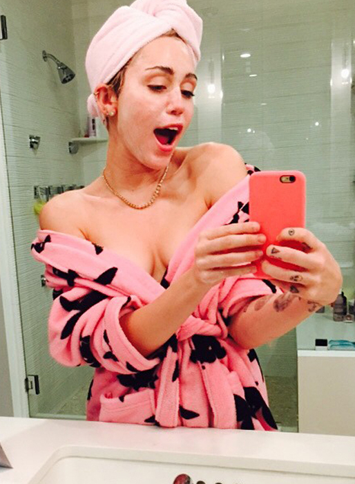 Miley Cyrus tar en selfie. Miley Cyrus tar en selfie.