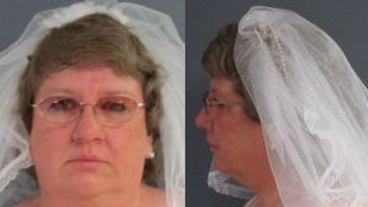Tammy Lee Hinton greps för bedrägeri på sin egen bröllopsdag.