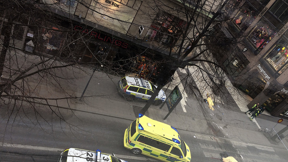 Ambulans parkerad vid Drottninggatan. 