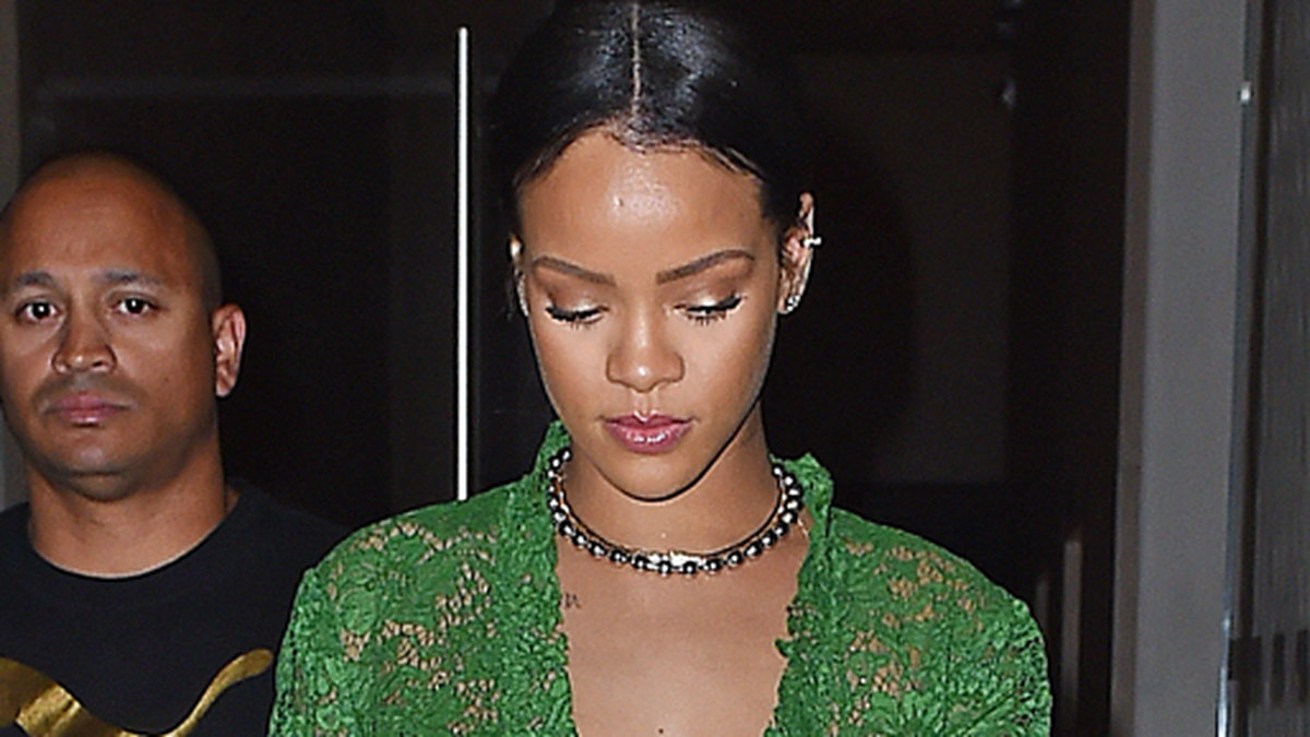 Rihanna i New York klädd i den här gröna klänningen från Gucci.