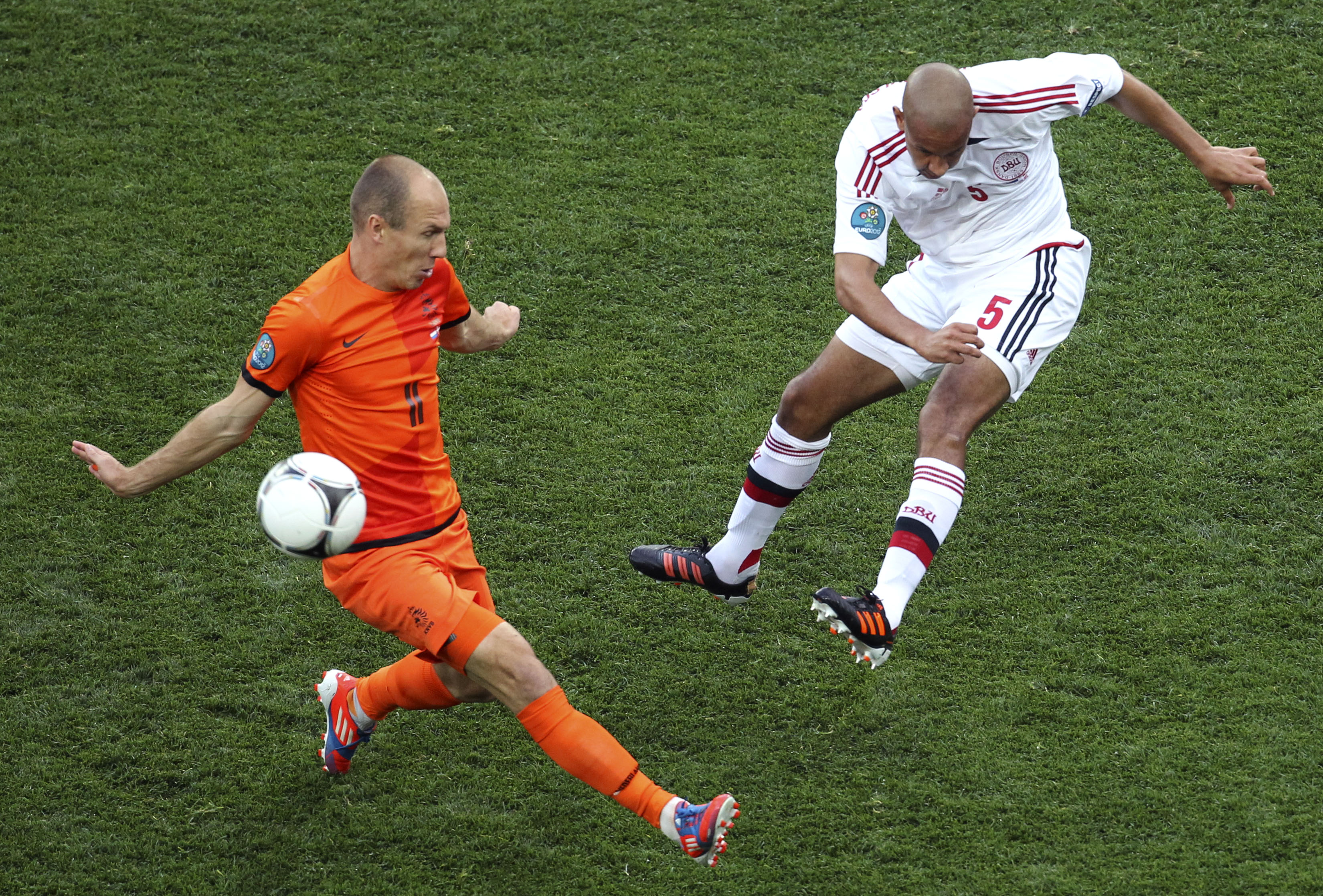Simon Poulsen skjuter bollen förbi Arjen Robben.