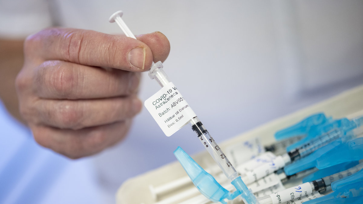 En ny studie visar hur mycket den första vaccindosen minskar risken att smitta andra med covid-19. 