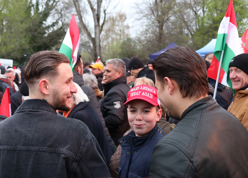 Orbánanhängare under regeringspartiet Fidesz valmöte i Ócsa utanför Budapest. En pojke bär en röd Magakeps, USA:s president Donald Trumps signaturkeps.