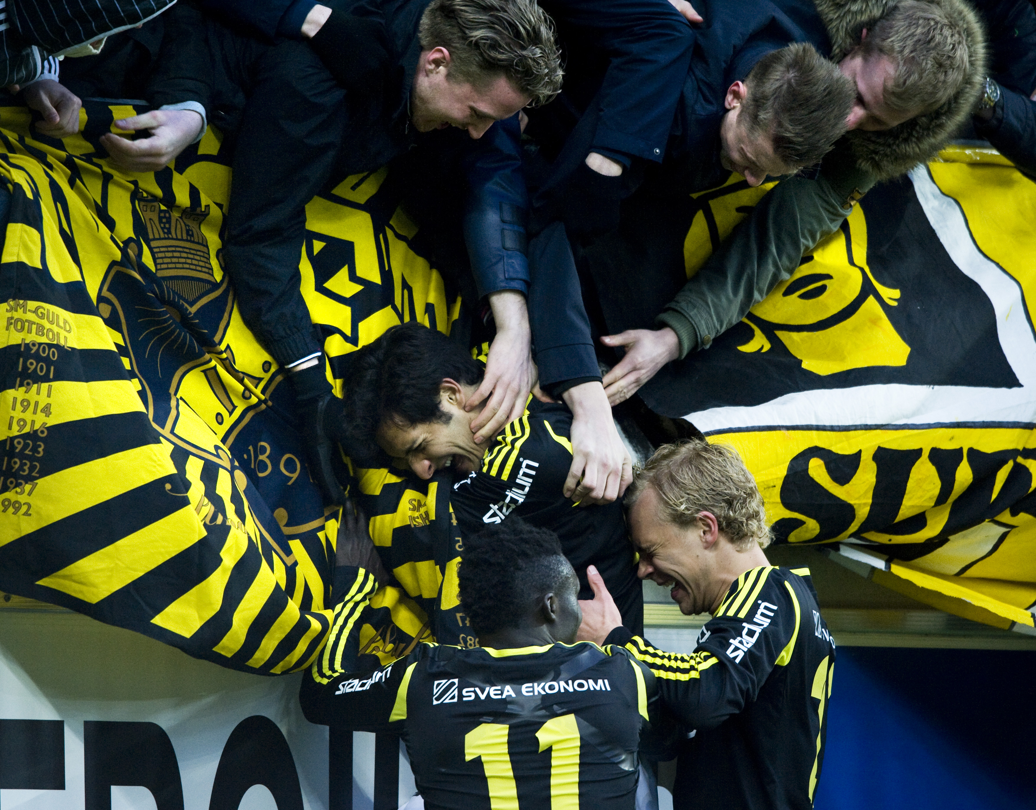 Hyllade efteråt AIK:s tillresta supportrar. 