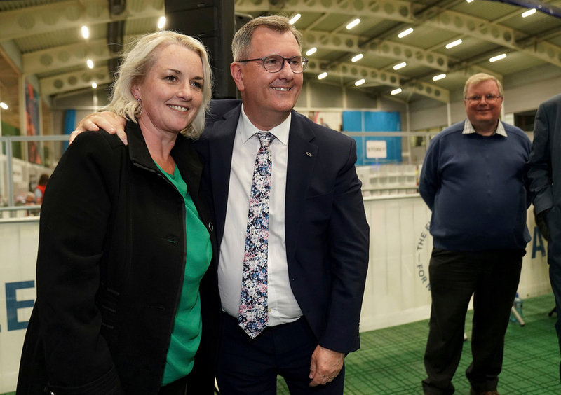 DUP-ledaren Jeffrey Donaldson gratulerar kollegan Pam Cameron, efter att hon vunnit ett lokalval.