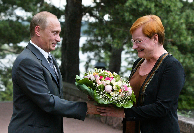 Det var då: Vladimir Putin överräcker en blombukett till Tarja Halonen vid ett möte i Åbo i augusti 2005.