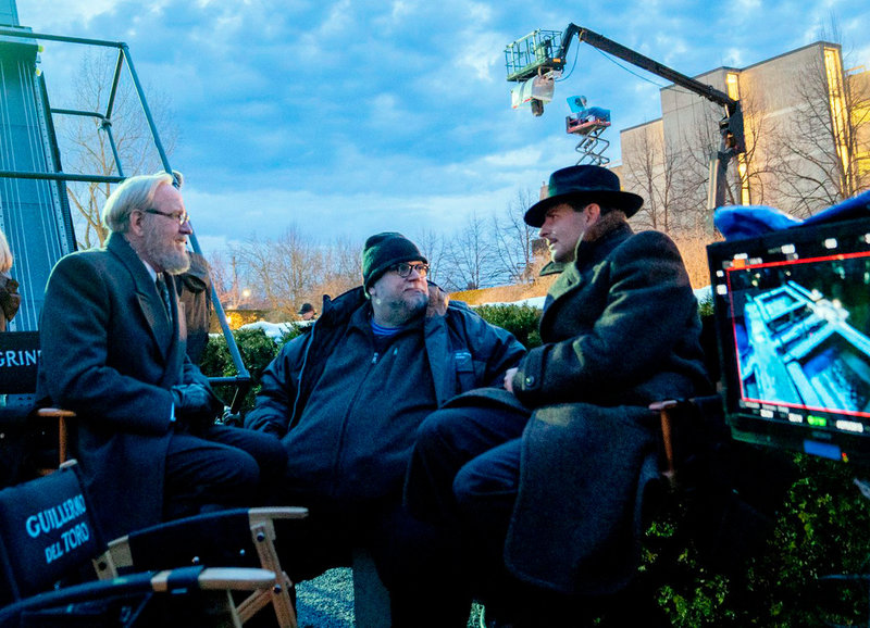 Guillermo del Toro (i mitten) tillsammans med Richard Jenkins (vänster) och Bradley Cooper (höger) under inspelningen av 'Nightmare Alley'. Arkivbild.