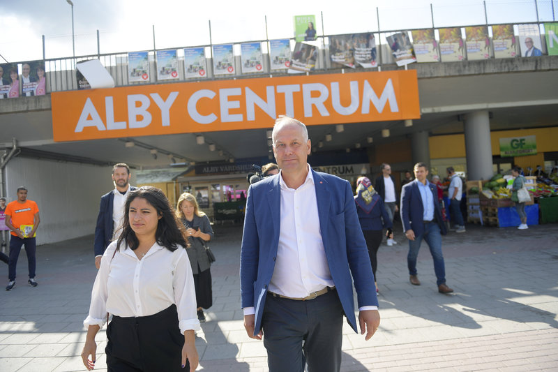Nooshi Dadgosta, 35, tillsammans med den nuvarande partiledaren Jonas Sjöstedt, 55. Foto: Maja Suslin/TT Nooshi Dadgosta, 35, tillsammans med den nuvarande partiledaren Jonas Sjöstedt, 55. Foto: Maja Suslin/TT