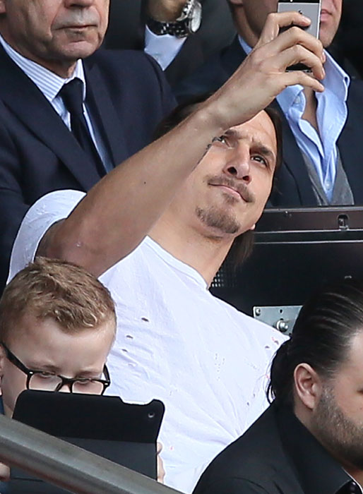 Zlatan gick och kollade på fotboll med sina söner Maximilian och Vincent. Zlatan gick och kollade på fotboll med sina söner Maximilian och Vincent.