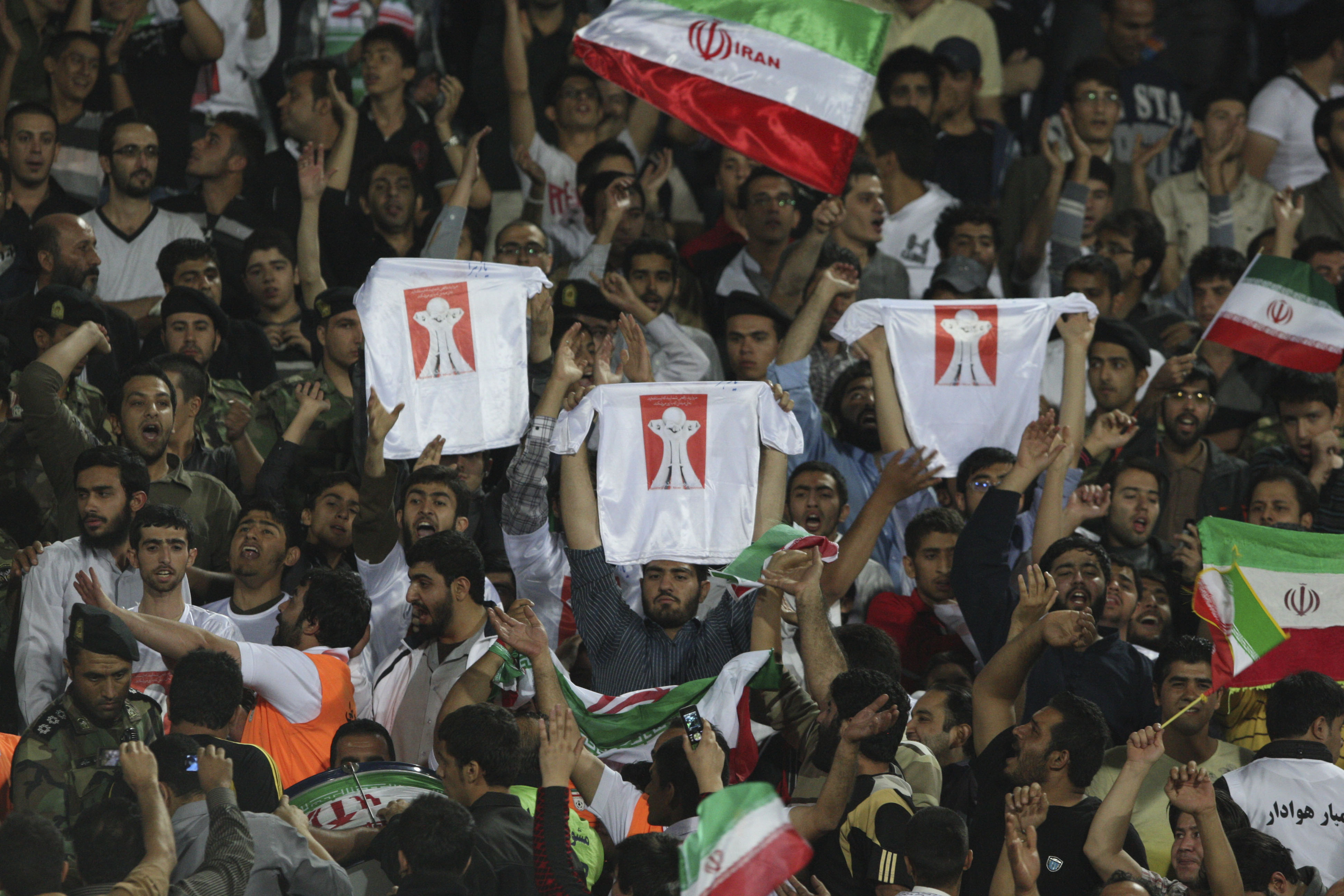 Iranska supportrar visade i början av 2011 upp sitt stöd för protesterna i Bahrain genom att hålla upp tröjor med monumentet vid Pearl Roundabout i Manama, som revs i samband med oroligheter i mars.