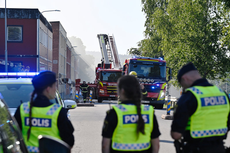 Räddningstjänst och polis på plats för att bekämpa branden i ett flerfamiljshus i Säter.