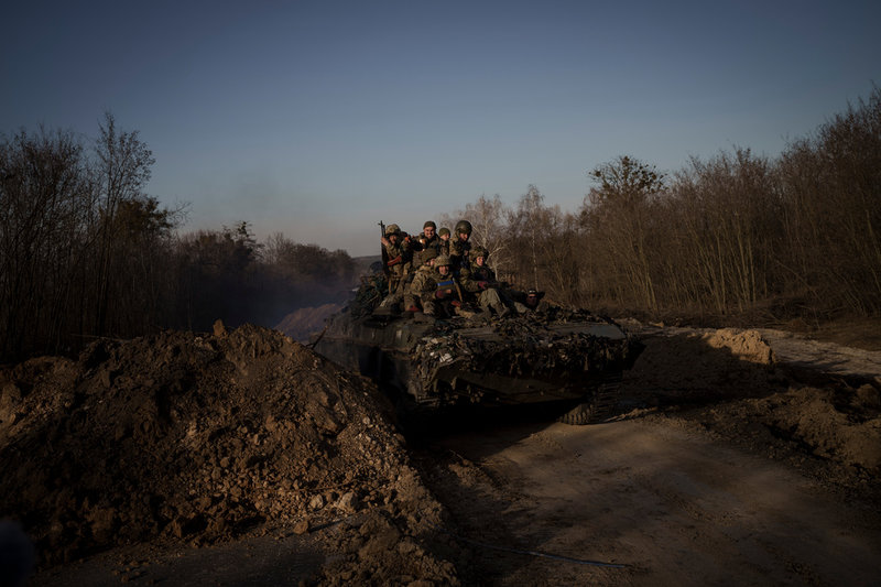 Ukrainska soldater på ett militärfordon nära staden Trostianets.