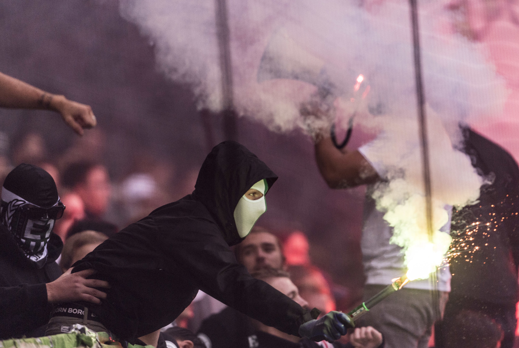 Ett förlorat derby betyder att det bara är att låsa in sig med vibratorn. Att studsa en studsboll mot en vägg är en mer positiv aktivitet än att hänga med en grinig fotbollssupporter. Ett förlorat derby betyder att det bara är att låsa in sig med vibratorn. Att studsa en studsboll mot en vägg är en mer positiv aktivitet än att hänga med en grinig fotbollssupporter.