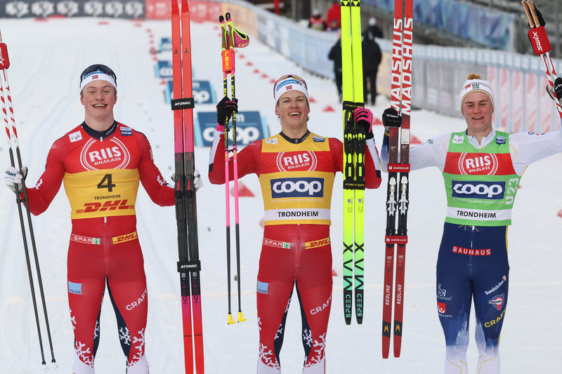 Alvar Myhlback(till höger) firar sin tredjeplats bredvid Johannes Høsflot Klæbo (i mitten) och Oskar Vike. 