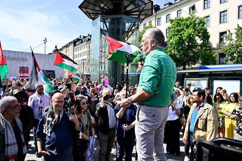 Miljöpartiets språkrör Daniel Hellden under lördagens demonstration i Stockholm.