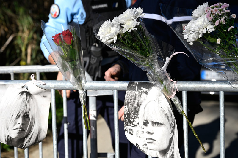 Blommor och bilder på den unga Brigitte Bardot prydde kravallstaketen när filmstjärnan begravdes i Saint-Tropez. 