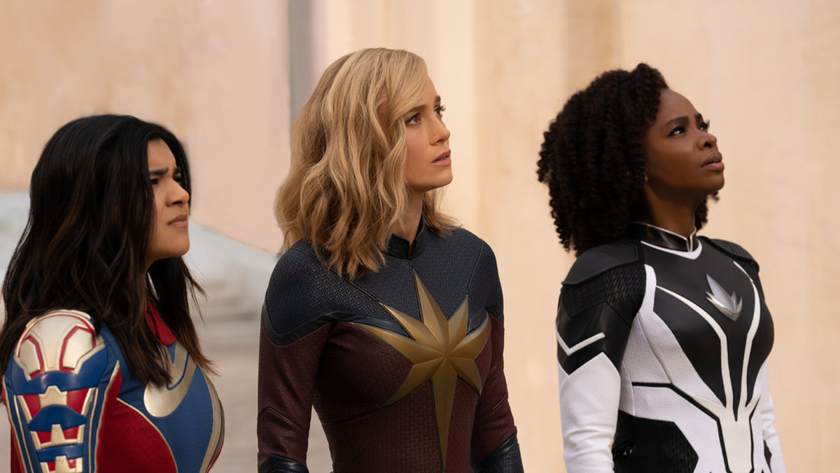 Iman Vellani som Miss Marvel/Kamala Khan, Brie Larson som Captain Marvel/Carol Danvers och Teyonah Parris som Captain Monica Rambeau i 'The Marvels'. Pressbild.