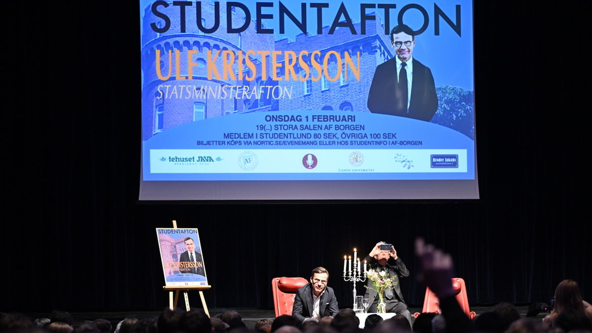 Statsminister Ulf Kristersson (M) gästar en studentafton i Lund och får oroliga frågor: 'Blir det krig mellan Nato och Ryssland?'