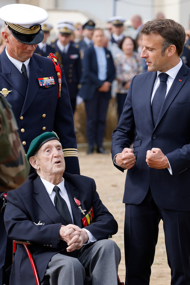Frankrikes president Emmanuel Macron i samtal med Leon Gautier under högtidlighållandet av 79-årsdagen av landstigningen i Normandie i juni i år.