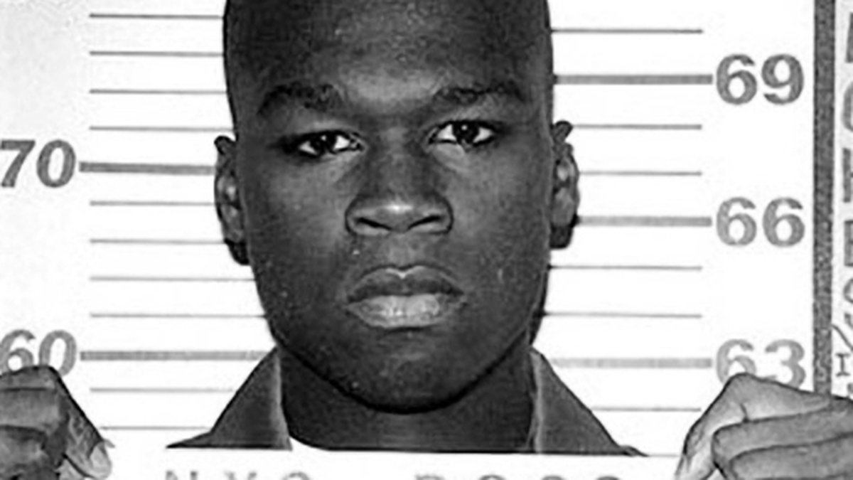 50 Cent är tidigare dömd för bland annat narkotikabrott. Så här såg hans mugshot ut år 1994. Han dömdes till tre års fängelse, men behövde bara sitta av sex månader.