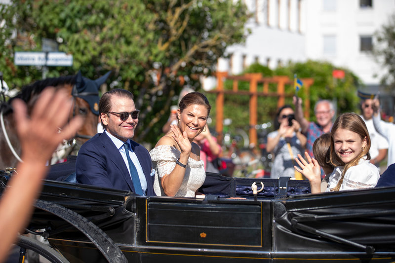 Kronprinsessan Victoria, prins Daniel och barnen prinsessan Estelle och prins Oscar åker vagn i hästkortege från Sollidens slott till Borgholms slottsruin. Daniel Adams-Ray skulle ha spelat på årets Victoriakonsert men ställde in i sista minuten.