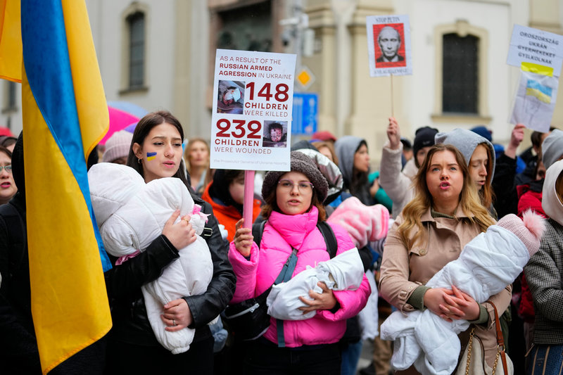 Bild från den demonstration mot kriget i Ukraina som hölls under helgen i Budapest. Demonstranterna bar lindade dockor – en symbol för de barn som dödats i kriget.