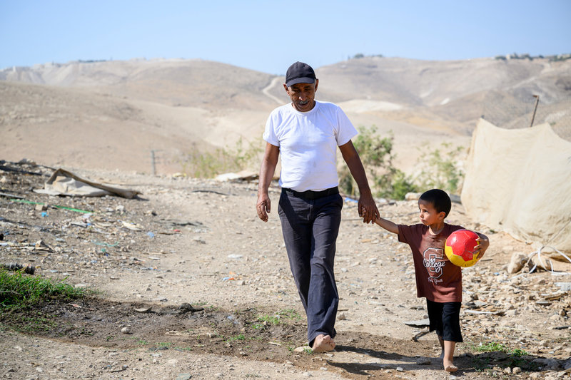 Beduinen Eid al-Jahalin, talesperson för invånarna i Khan al-Ahmar, tillsammans med sitt barnbarn.