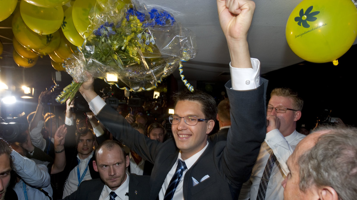 Jimmie Åkesson firar på valvaken 2010. 