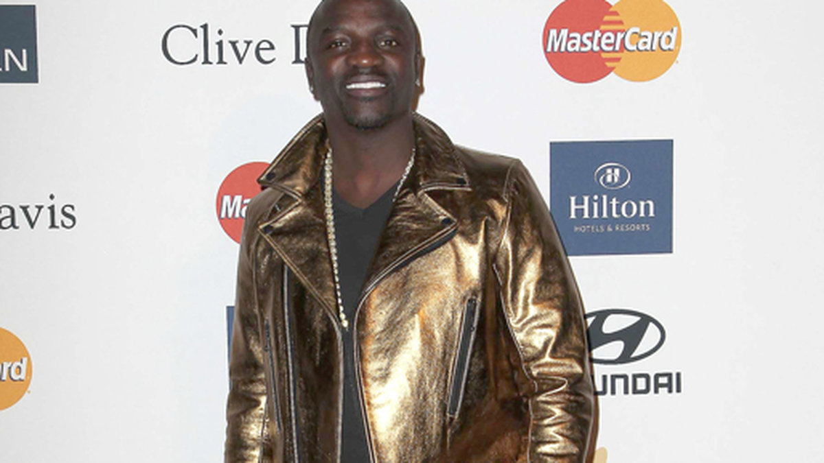 Akons guldjacka matchad med dassiga byxor och en urtvättad tröja lämnar en hel del att önska.