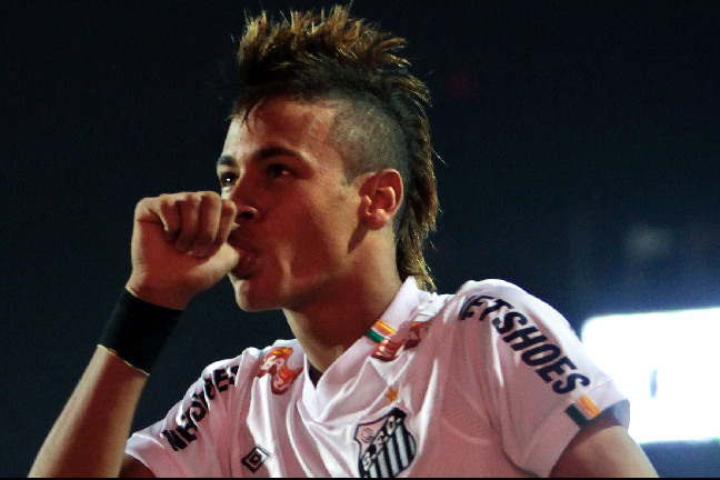 Neymar da Silva Santos Júnior i vitt. Snart bär han andra helvita kläder.