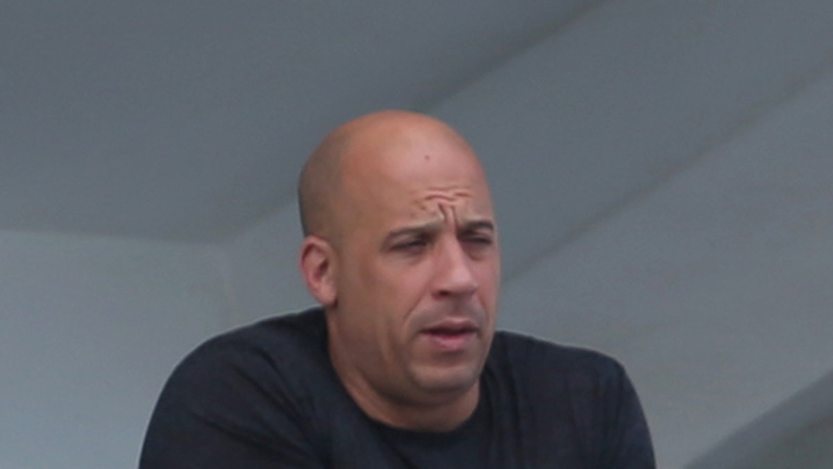 Vin Diesel tog en cigg på balkongen.