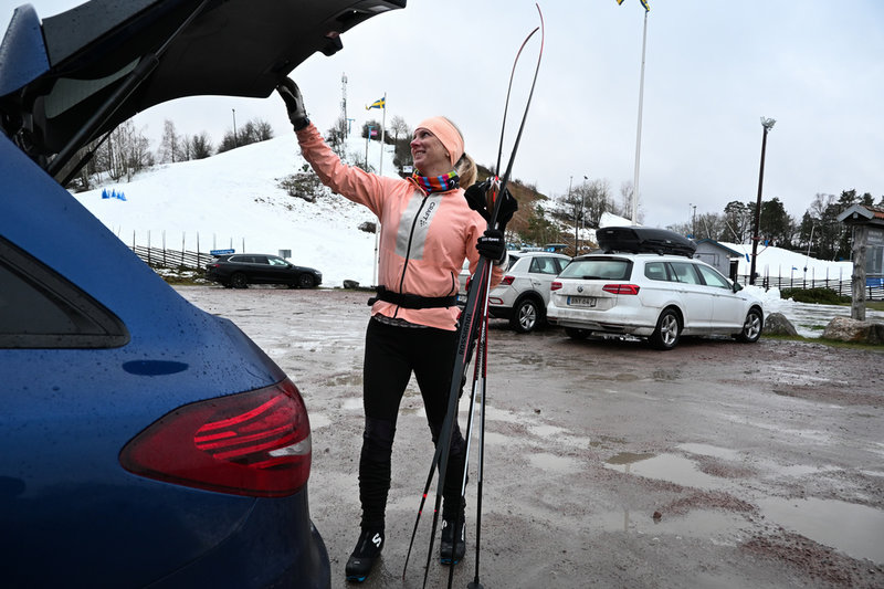 Ingrid Tillander susar fram i längdspåret vid Vedbobacken i Västerås.