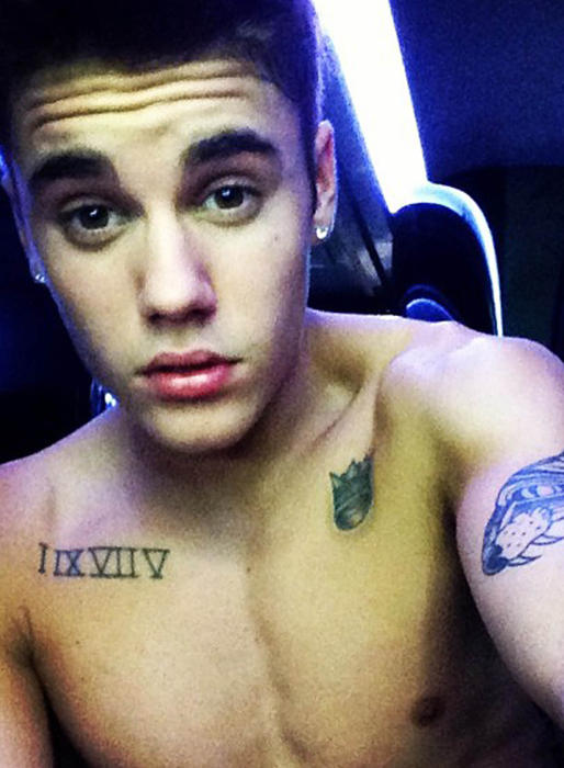 Justin Bieber poserar utan tröja. Justin Bieber poserar utan tröja.