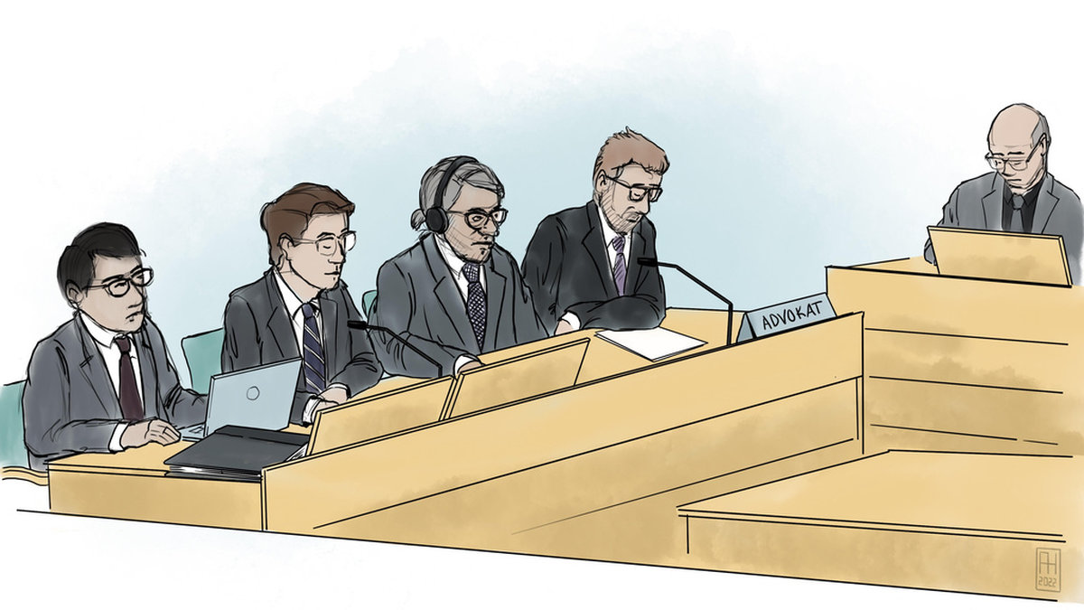 Illustration från rättegången mot Paolo Macchiarini (tredje från vänster). Till höger om honom hans försvarsadvokat Björn Hurtig.