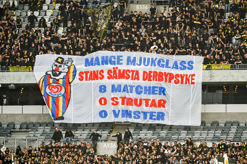Banderollen riktad mot Djurgårdens Magnus Eriksson.