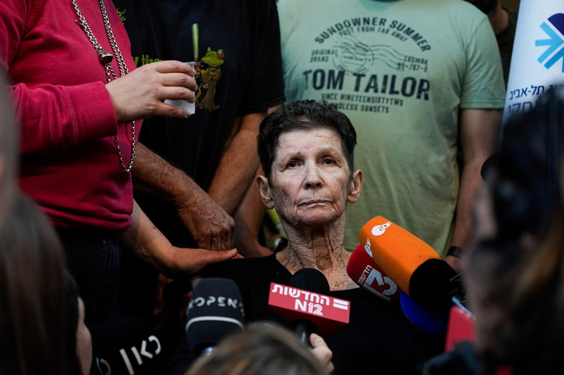 85-åriga Yocheved Lifshitz togs gisslan av Hamas men frigavs i oktober. När hon frigavs tog hon sin fångvaktare i hand och sade 'shalom' – det hebreiska ordet för fred. Fotot togs den 24 oktober.