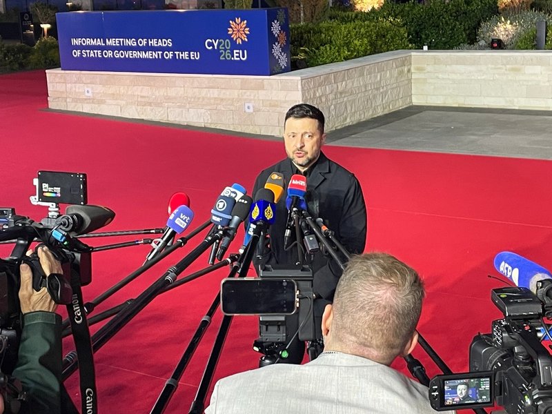 Ukrainas president Volodymyr Zelenskyj på röda mattan vid EU-toppmötet i Agia Napa på Cypern.