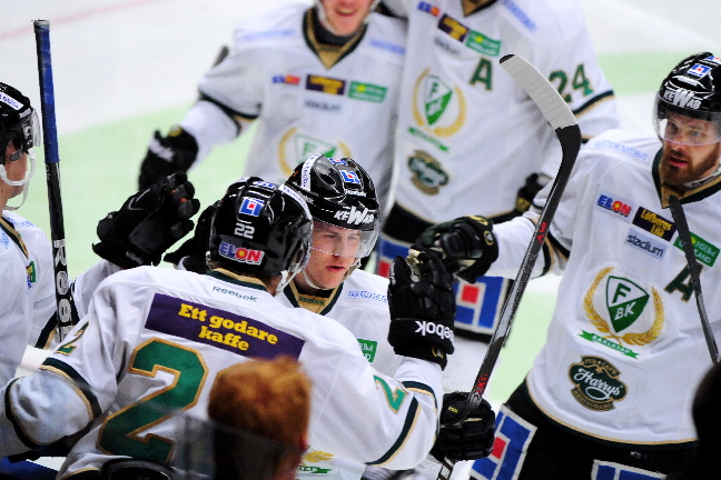 Och stjärnforwarden grattades givetvis att sina lagkamrater. Och stjärnforwarden grattades givetvis att sina lagkamrater.