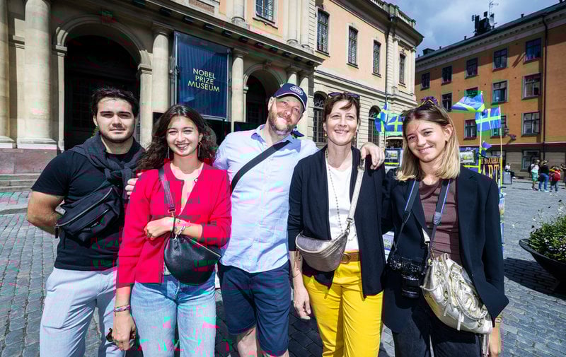 Lucas Mercadier, Heloise Fiol, Aloys Henry, Corinne Hein och Anaëlle Fiol från Marseille i Frankrike hälsar på en vän i Stockholm. I Frankrike söker sig turister numera till norra delar av landet, som Bretagne, berättar de.