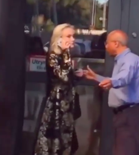 Zara Larsson pratandes i telefon och med taxichauffören. Zara Larsson pratandes i telefon och med taxichauffören.
