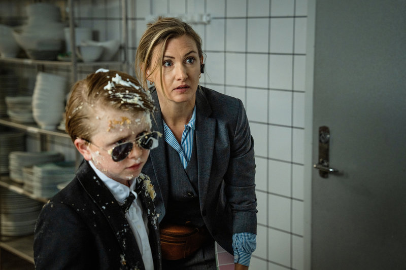 Håkan Bråkan (Silas Strand) och Karin (Sissela Benn) försöker rädda ett bröllop i "Håkan Bråkan 003".  