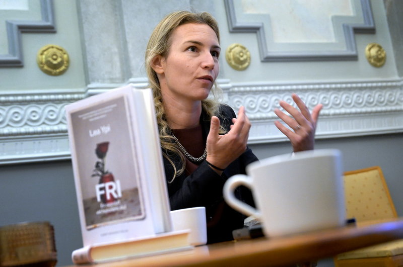 'Min familj tänkte att det enda som överlever alla motgångar är kunskapen, när den väl finns i dig kan ingen ta den ifrån dig. Så de uppmuntrade mig att läsa och utbilda mig, de såg utbildning som en frigörelse, att man börjar tänka själv genom läsning och kunskap', säger Lea Ypi, författare och professor i politisk teori.