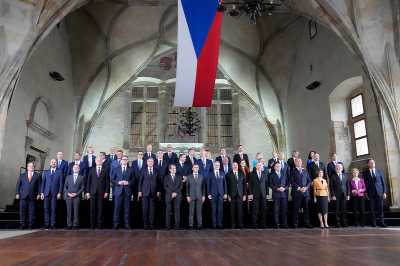37 män och 8 kvinnor på bild när deltagarna i Europeiska politiska gemenskapen fotograferas i Prag.