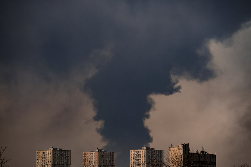 Kraftig rök stiger efter att ryska bomber fällts i utkanten av Ukrainas huvudstad Kiev. Bild från den 25 mars.