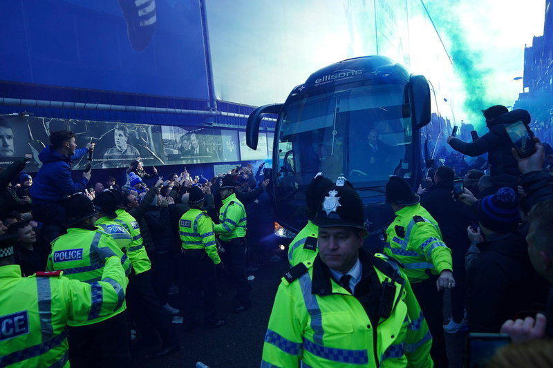 Missnöjda Evertonsupportrar mötte spelarbussarna inför matchen mot Southampton.