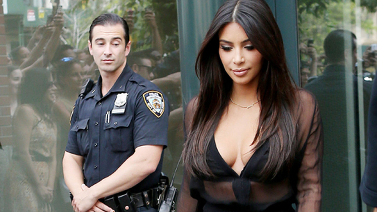 En polis spanar in Kim Kardashian. 